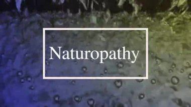 Hareket eden su yüzeyi ışığı sürekli yansıtır, doğal görünür ve kompozisyon olarak beyaz harflere sahiptir..