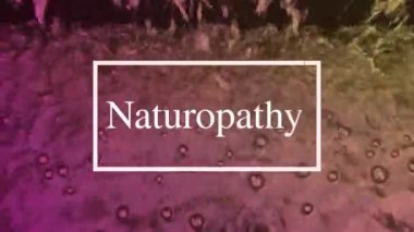 Hareket eden su yüzeyi ışığı sürekli yansıtır, doğal görünür ve kompozisyon olarak beyaz harflere sahiptir..