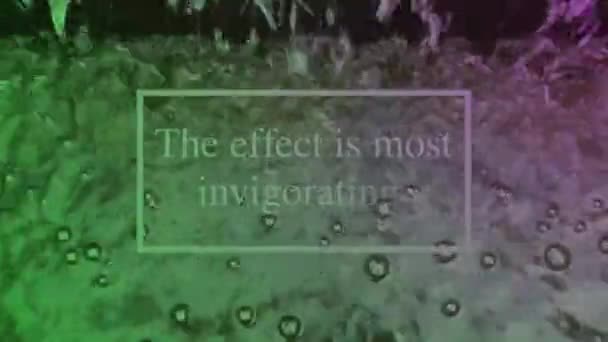 Pohybující Vodní Plocha Odráží Světlo Nepřetržitě Vypadá Přirozeně Bílé Písmo — Stock video