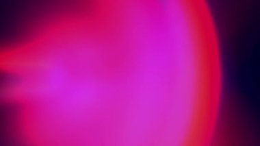 Renkli ışık huzmeleri sürekli hareket ediyordu. Gizemli ve romantik görünüyorlardı..