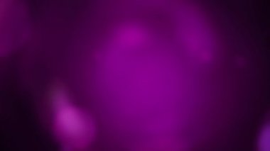 Işık demeti sürekli hareket ediyor, parlak görünüyor..