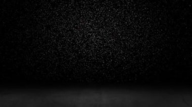 Bir gölge yere düştüğünde ışık demeti sürekli yanıp sönüyordu..