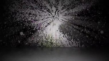 Bir gölge yere düştüğünde ışık demeti sürekli yanıp sönüyordu..