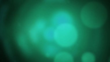 Dağılmış ışık demeti, parlak görünerek yüzmeye devam etti..