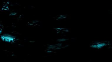 Metal yüzey boyunca sürüklenen ışık demeti sürekli yanıp sönüyordu, korkunç görünüyordu..