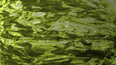 Metal yüzey boyunca sürüklenen ışık demeti sürekli yanıp sönüyordu, korkunç görünüyordu..