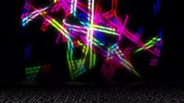 Renkli ışık demetleri sürekli hareket halinde, modern görünüyor..