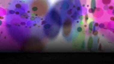 Bölgeye dağılmış renkli ışık parlak görünüyor..