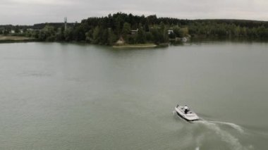 Yeşil bir gölde yelken açan bir teknenin drone görüntüsü
