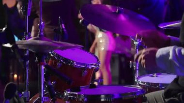 İnsan akşamları davul çalar ve müzisyenler sahnede şarkı söyler..