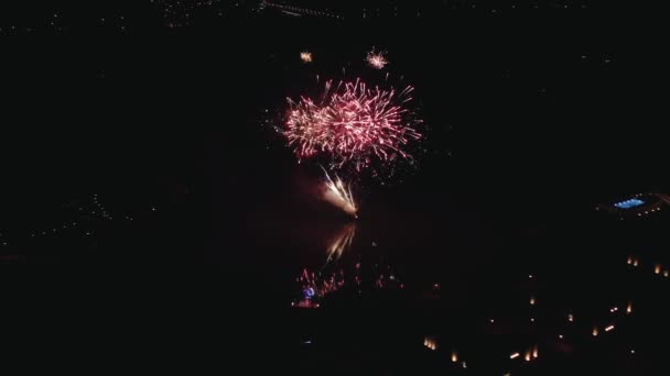 Drone Shoot. Jasné barevné ohňostroje výbuchy na noční obloze nad městem — Stock video