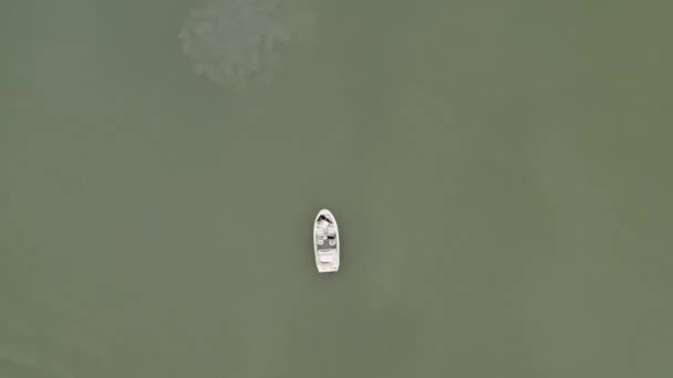 Top Drone vista de un barco las aguas verdes. — Vídeo de stock