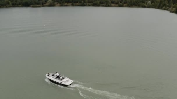 Drone widok łodzi żagle na zielonym jeziorze — Wideo stockowe