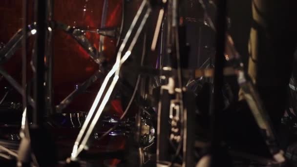 Man plays drums the view of his legs in evening — Stock Video