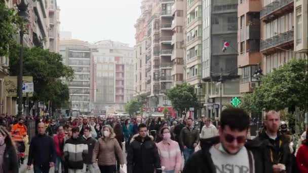 Big crowd of people walks on pedestrian street in city — стоковое видео