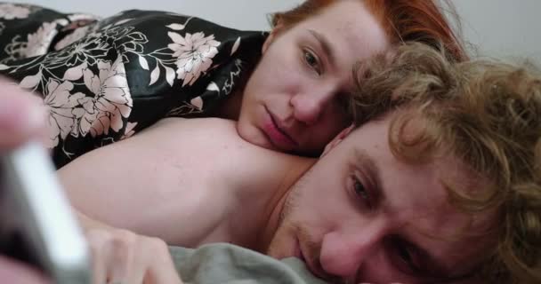 Mladý manželský pár se selfie po probuzení v dopoledních hodinách — Stock video