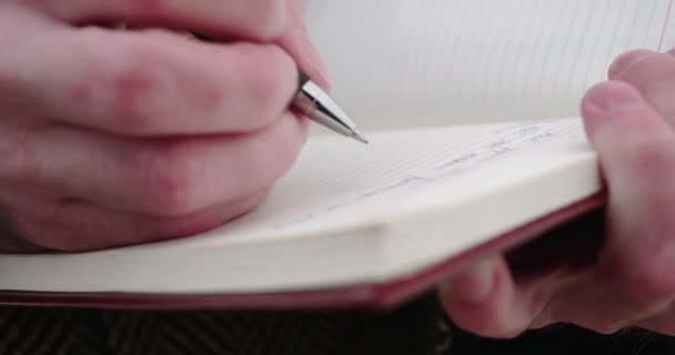 Human hand writing a note in a diary. — Vídeo de Stock