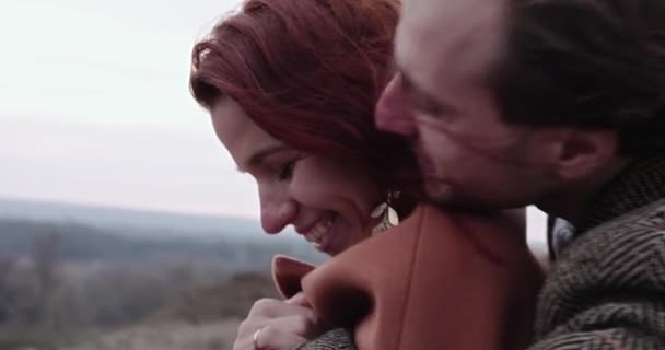 幸せな男と女抱擁で野生の牧草地で日没 — ストック動画