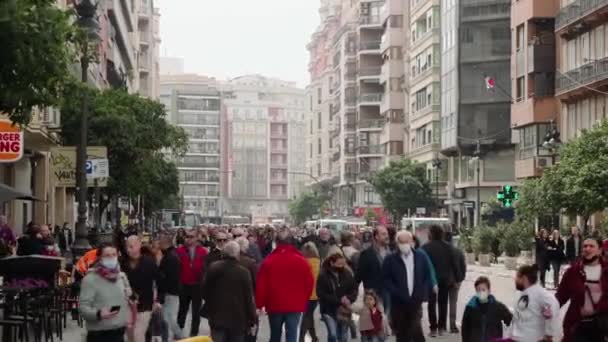 Большая толпа людей ходит по пешеходной улице в городе — стоковое видео
