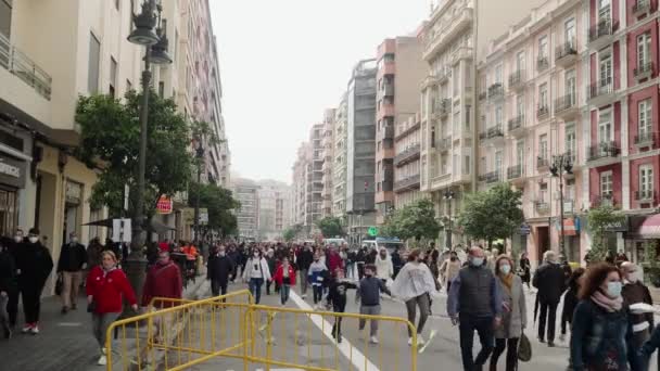 Grande foule de gens marche sur la rue piétonne en ville — Video