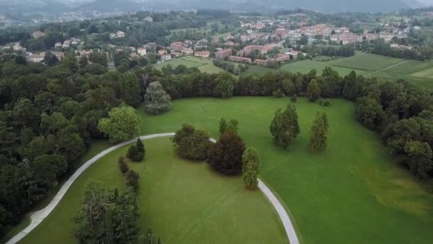 Alte italienische Stadt unter wolkenverhangenem Himmel und üppigen Bäumen — Stockvideo
