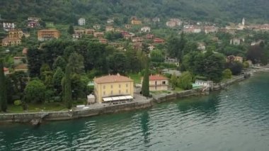 Como Gölü 'nün hava aracı görüntüleri. Lombardy, İtalya. Döndürme hareketiyle vurulmuş..