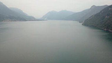 Como Gölü 'nün hava aracı görüntüleri. Lombardy, İtalya. Döndürme hareketiyle vurulmuş..