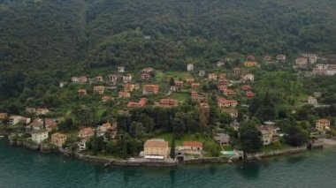 Como Gölü 'nün hava aracı görüntüleri. Lombardy, İtalya. .