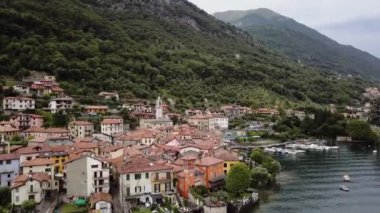 Como Gölü 'nün hava aracı görüntüleri. Lombardy, İtalya. Döndürme hareketiyle vurulmuş..