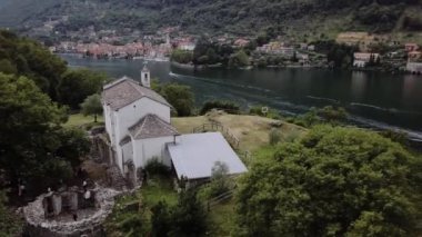 Como Gölü 'ndeki Isola Comacina' nın havadan görünüşü. İtalya. Döndürme hareketiyle vurulmuş..