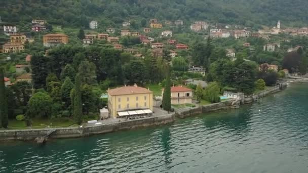 Αεροπλάνο drone της λίμνης Κόμο. Λομβαρδία, Ιταλία. Πυροβολισμός με περιστροφή. — Αρχείο Βίντεο