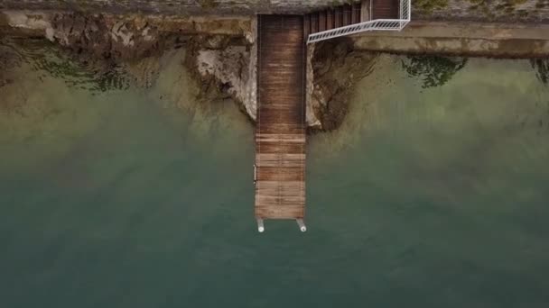 Vista dall'alto del ponte. Filmato aereo del drone del lago di Como. Italia. — Video Stock