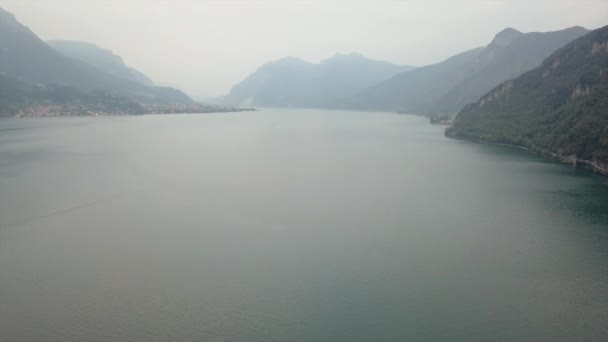 Filmato aereo del drone del lago di Como. Lombardia, Italia. Girato con un movimento di rotazione. — Video Stock