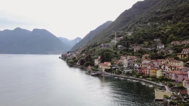Αεροπλάνο drone της λίμνης Κόμο. Λομβαρδία, Ιταλία. Πυροβολισμός με περιστροφή. — Αρχείο Βίντεο