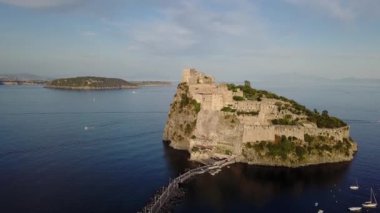 İtalyan Ortaçağ Aragonca Kalesi Napoli Körfezi içinde fantastik havadan görünümü