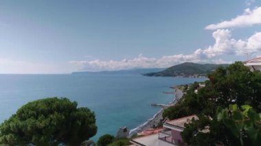 Güneşli bir yaz gününde mavi denize ve sahile bakan gözlem güvertesi.