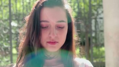 Genç gelin, narin elbiseler içinde, eski kasabada, Yaklaş