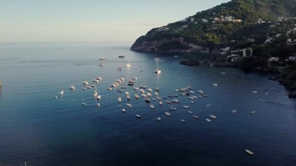 Моторні яхти, пришвартовані на блакитній воді моря поблизу острова Ічія. — стокове відео
