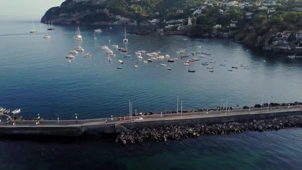 Через міст рухається білий автомобіль, який з "єднує острів Ічія, оточений морем. — стокове відео