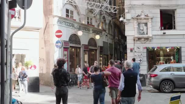 Musicien joue instrument pour les personnes qui marchent dans la rue — Video