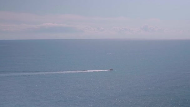 Loď pluje po modrém moři na předměstí Janova. — Stock video