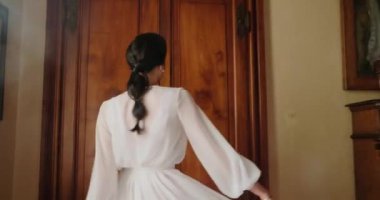 Genç gelin, egzotik bir villada düğün hazırlıkları için eski bir odada dönüyor. 