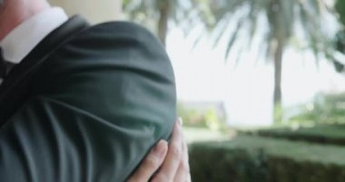 Düğünde Isola Del Garda 'da yemyeşil alanda sarılan genç çift..
