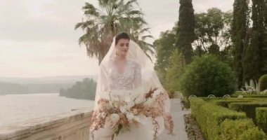 Beyaz gelinlikli genç kadın egzotik adada merasim yapıyor.
