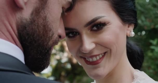 Jeune couple embrasser parmi la verdure luxuriante à Isola Del Garda au mariage. — Video