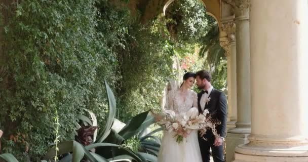 Giovane coppia posa per il servizio fotografico di nozze a Isola Del Garda — Video Stock