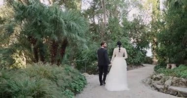 Genç evli çift Isola Del Garda yolunda yürüyor