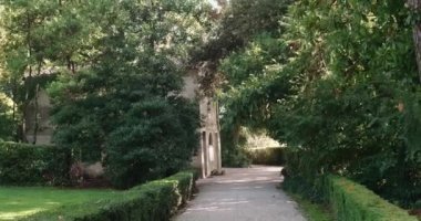 Isola Del Garda 'da mimari evi çevreleyen yemyeşil ağaçlar