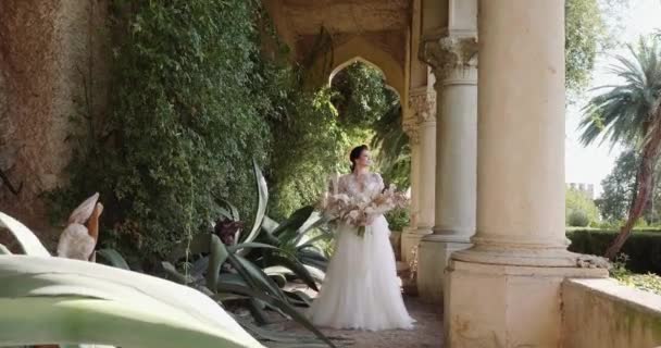 Giovane sposa posa per il servizio fotografico di nozze a Isola Del Garda. Vista da vicino — Video Stock