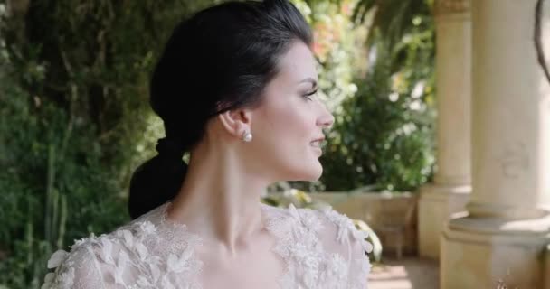 Young bride poses for wedding photoshoot in Isola Del Garda. Close view — стокове відео